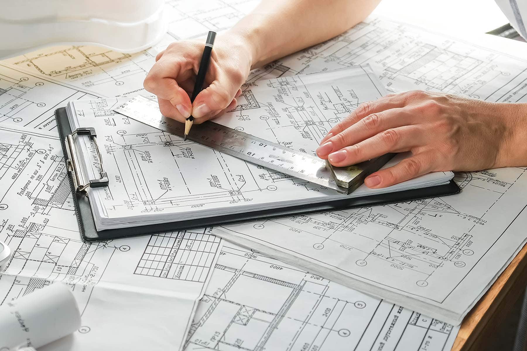 Planos y herramientas sobre una mesa de trabajo
